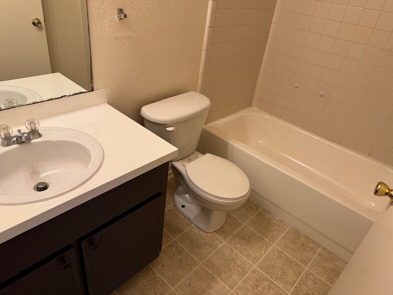 downstairs bathroom - 4302 Jeff Scott Dr