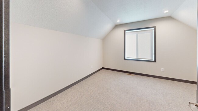 Building Photo - 6 bed 2 bath top unit !