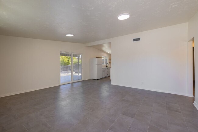 Building Photo - Oak View Abode