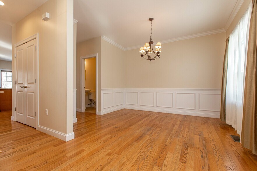 Building Photo - 8 Summer Hill Cir