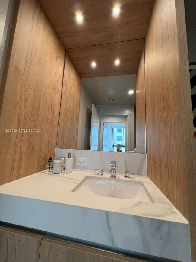 Building Photo - 11 NE 6th St