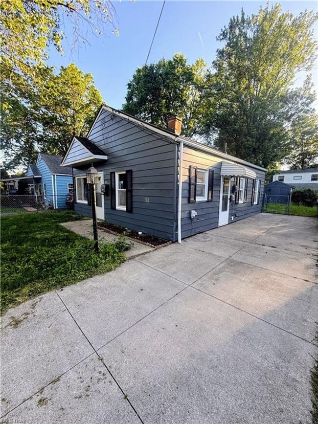Building Photo - Two bedroom one bathroom single story single family home for rent