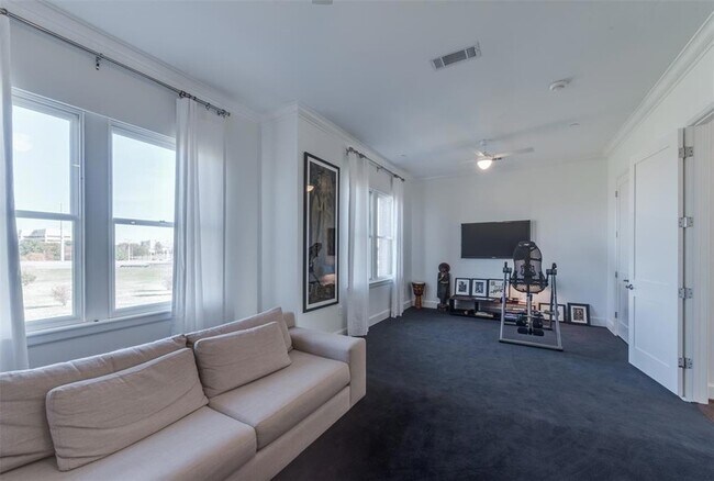 Building Photo - 418 NE 2nd St