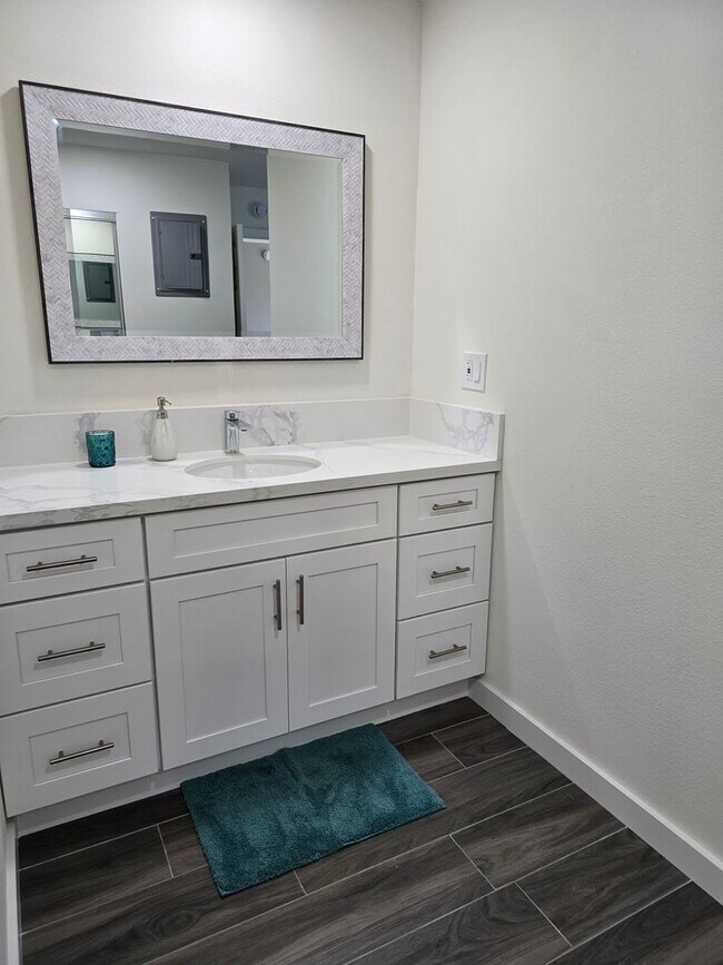 Building Photo - Upgraded Downstairs One Bedroom Unit in Orange