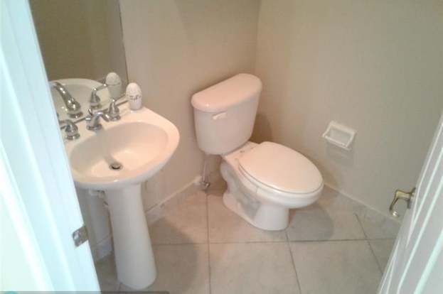 Building Photo - 3409 Lakeside Dr