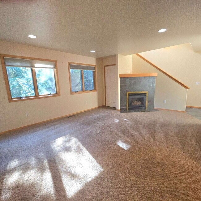 Building Photo - 2 Bedroom 2.5 bathroom near Golf Course