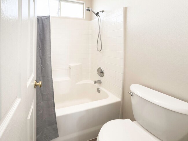 Building Photo - RARE 6 BEDROOM HOME FOR RENT IN OPTIMUM LO...