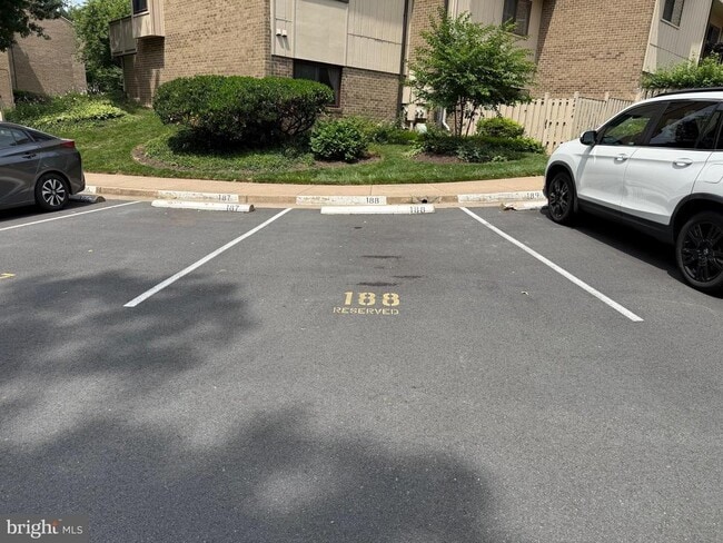 Building Photo - 2480 Glengyle Dr