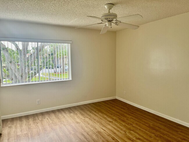 Building Photo - 536 Shady Pine Way