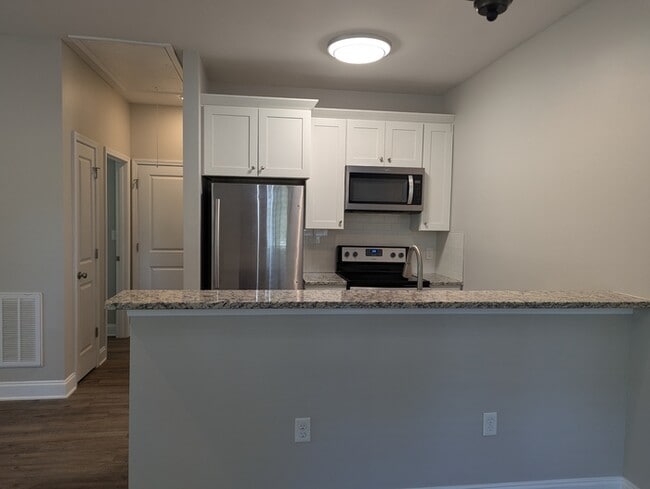 Building Photo - 555 Park Cir