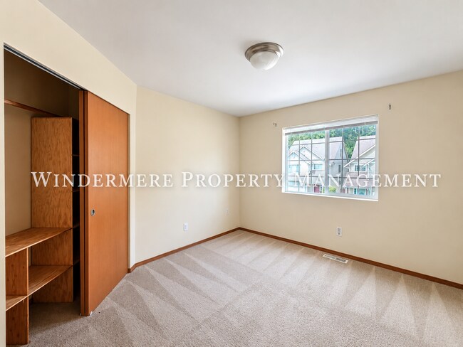 Building Photo - Bright and Spacious 4 Bedroom in Convenient CK location with fenced backyard and 3 car garage