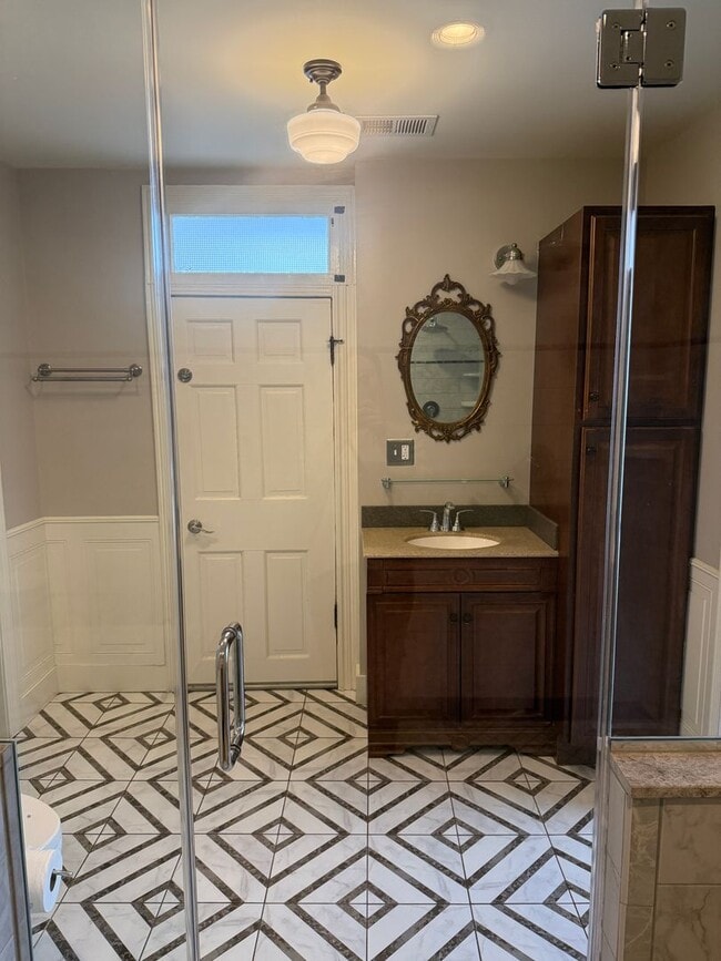 Building Photo - Charming Unit in the Heart of Downtown Frederick