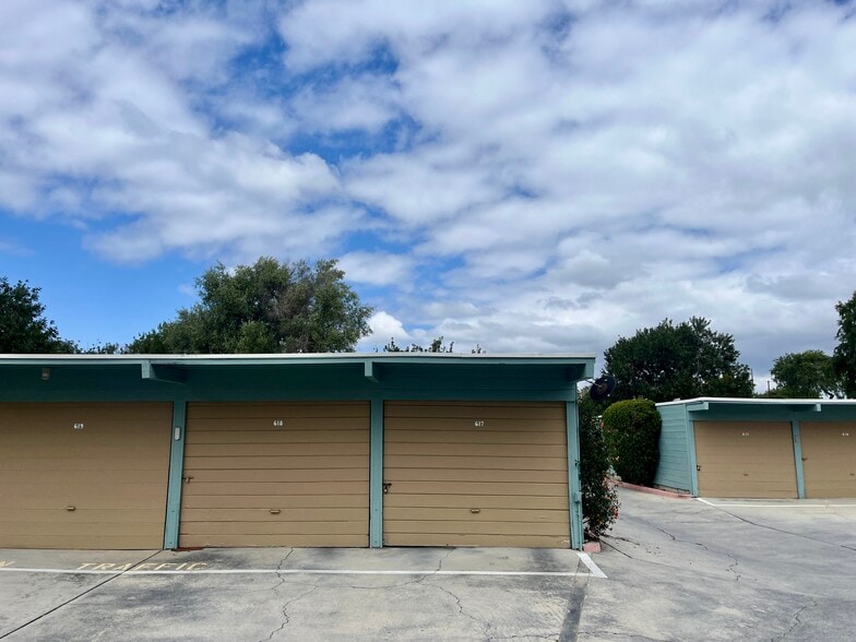 Private garage - 5249 Village Grn