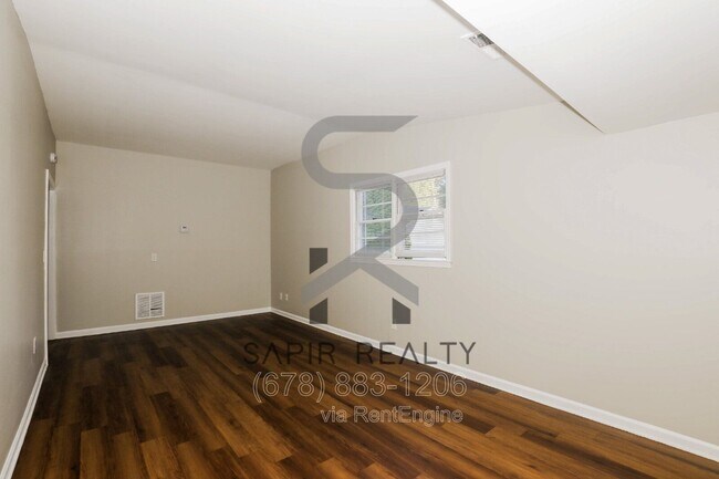 Building Photo - 1055 Pine St NE