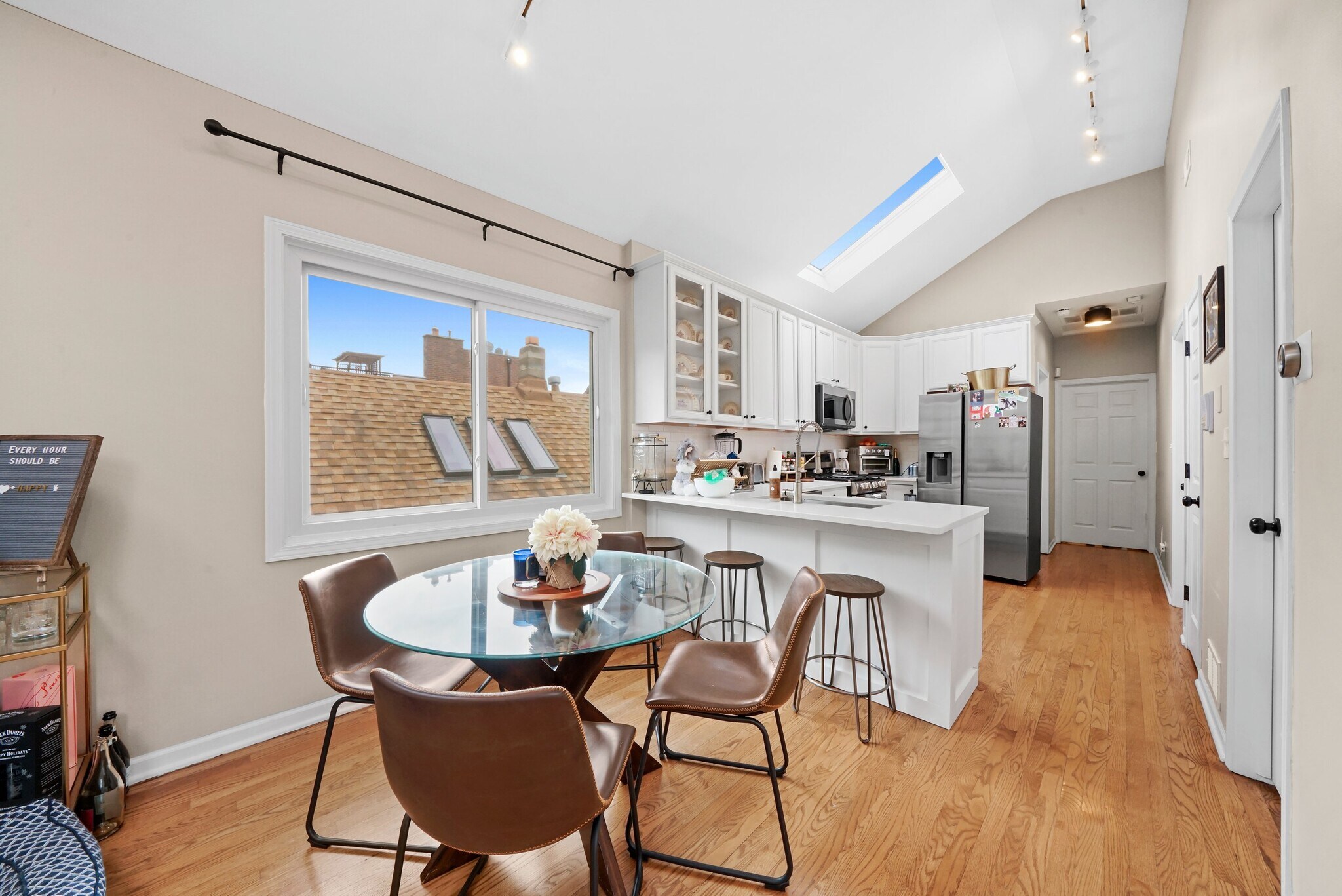 Building Photo - 1028 N Wolcott Ave