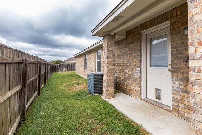 Building Photo - 319 Cedar Ridge Dr