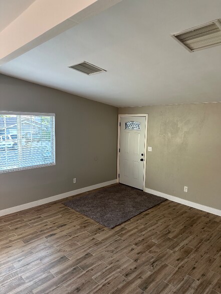 Building Photo - 260 E 46th St