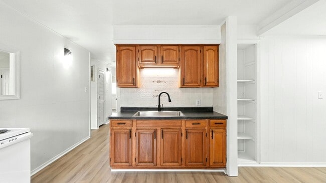 Building Photo - New 3 bedroom listing!