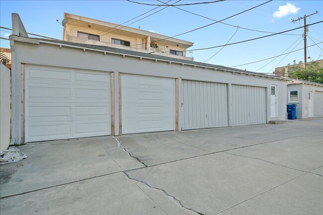 Building Photo - Charming Mid-Century Bungalow Style Apartm...