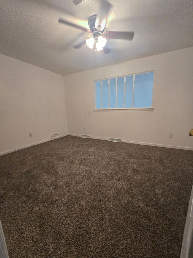 Building Photo - 2305 Southridge Dr