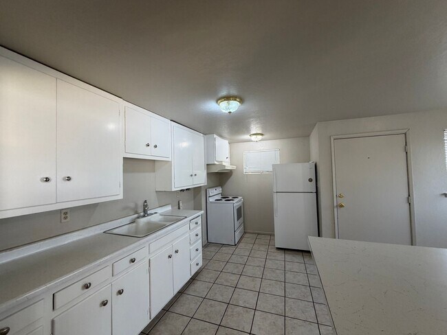 Building Photo - 1020 Taos Dr