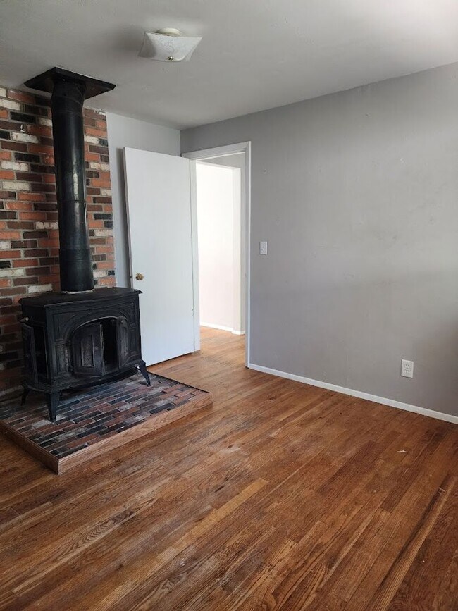 Building Photo - Long Realty & Property Management - 3 Bedr...