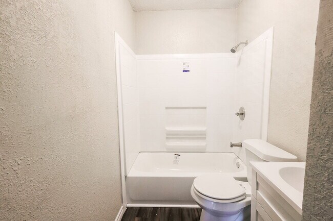 Building Photo - 3/2 with Bonus room!