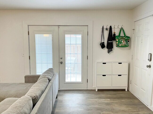 Building Photo - 4400 Hemingway Dr