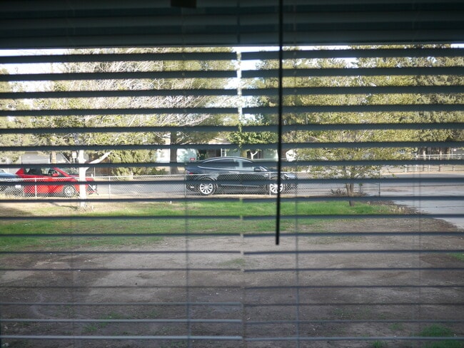 Building Photo - Charming 2-Bed, 1.5-Bath Home with 2-Car Garage in Hesperia, CA!