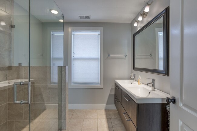 Building Photo - HOUSE FOR RENT