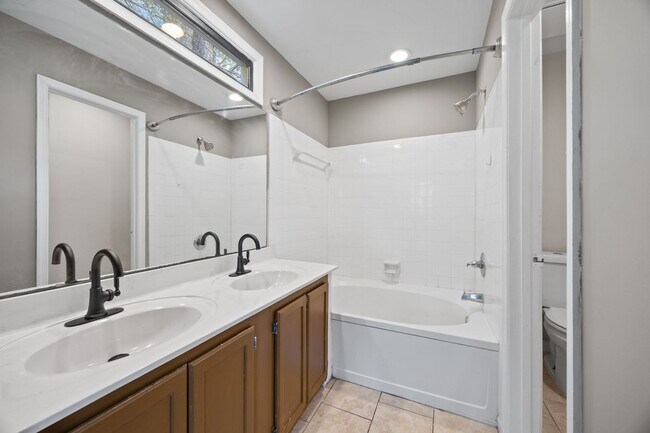 Building Photo - Charming 3BR Home with Large Private Yard Near Downtown Raleigh