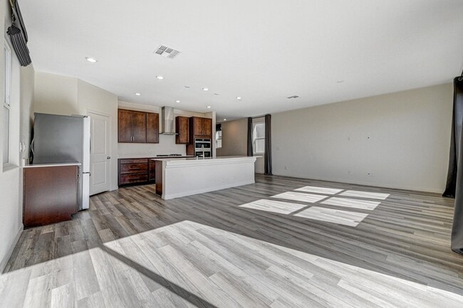 Building Photo - AMAZING 2 Story, 5 Bedroom Home in Gated community!