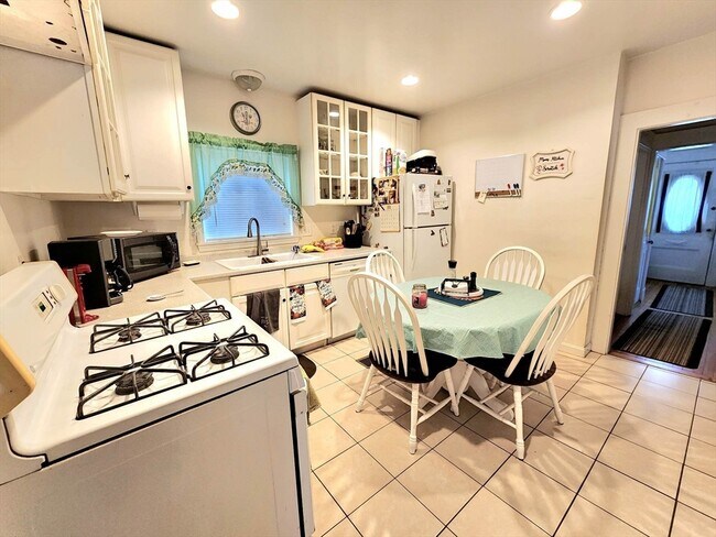 Building Photo - 10 Alton Rd