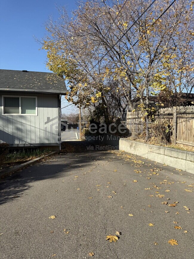 Building Photo - 2025 Broadmoor St S