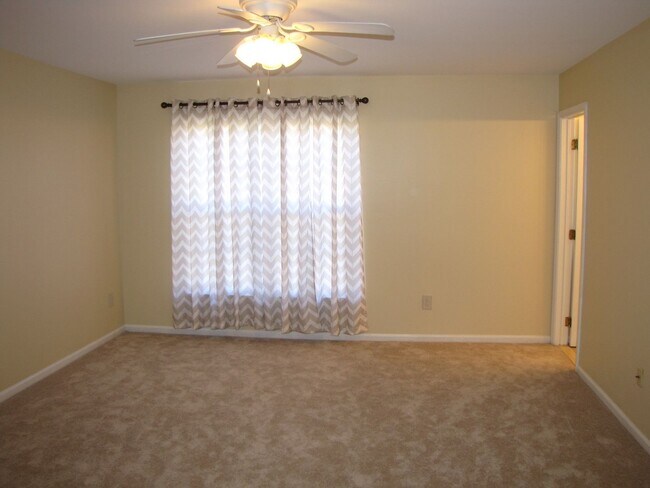 Building Photo - Townhouse In Sterling