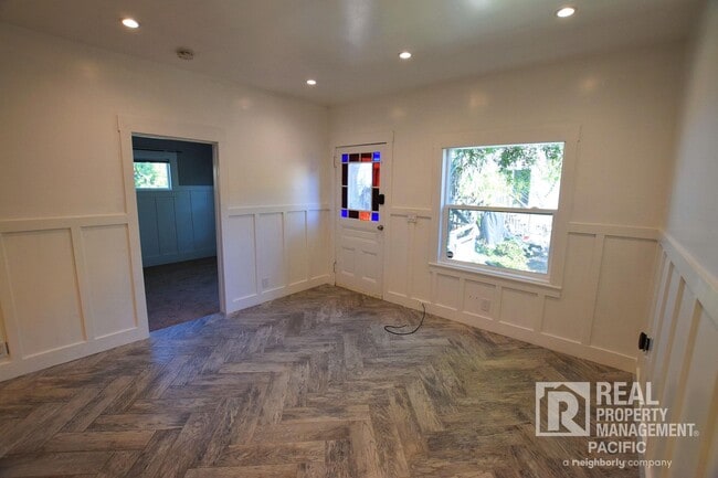 Building Photo - Spacious 1-Bedroom Retreat in Desirable Mo...