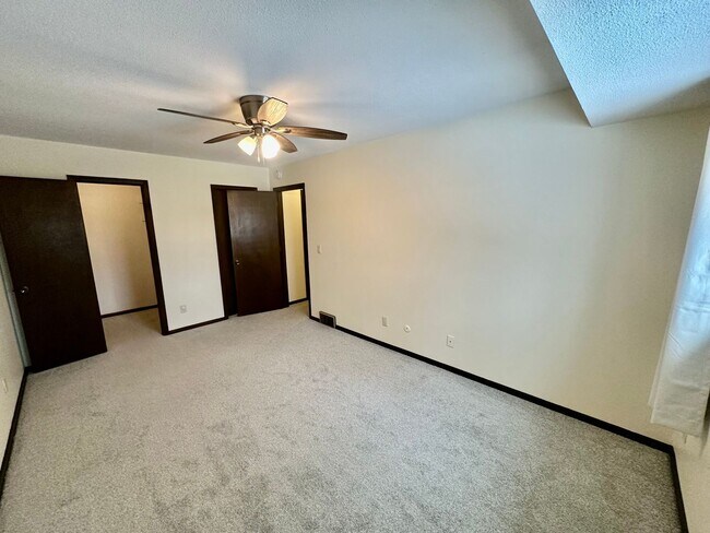 Building Photo - Elegant Townhome Living in a Prime Eagan Location!!