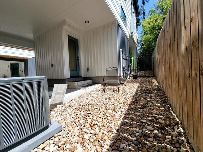 Building Photo - Modern 1/BR 1/BA with Tall Ceilings, Natur...