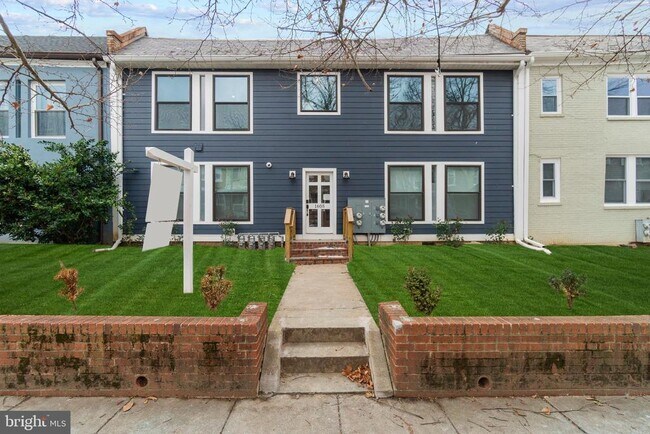 Building Photo - 1605 F St NE