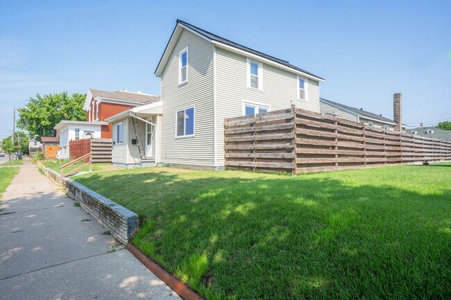 Building Photo - 1227 Green Bay St