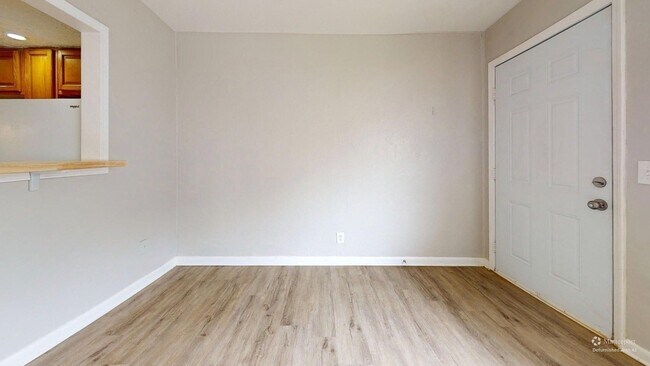 Building Photo - Elyria - updated 2 bedroom/1 bath townhouse.