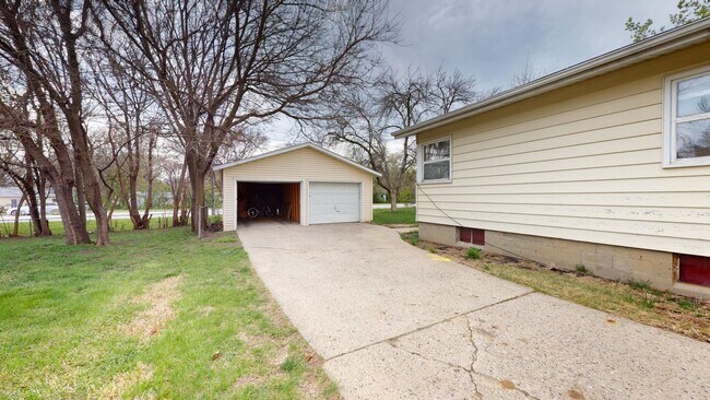 Building Photo - Duplex in North Ames - Close to Mall
