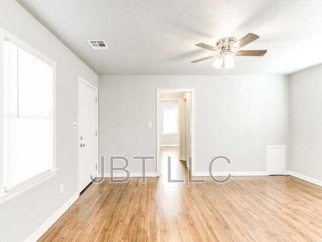 Building Photo - 314 W Peach St