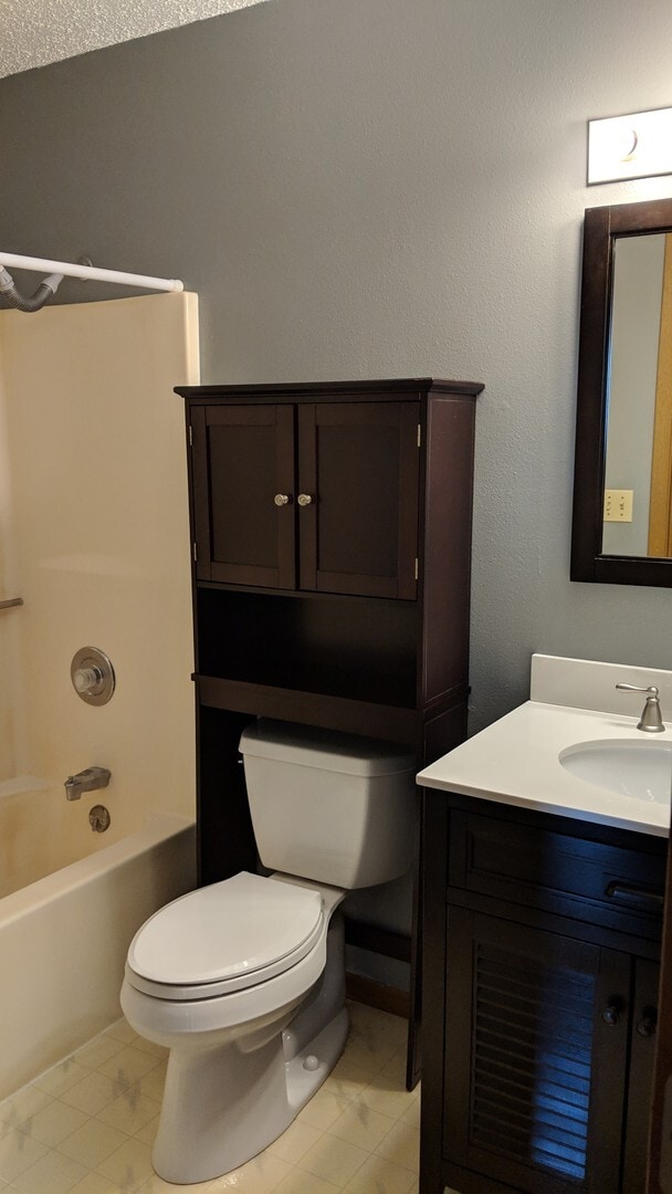 Building Photo - 3-bedroom, 2-bath Townhome in Coralville