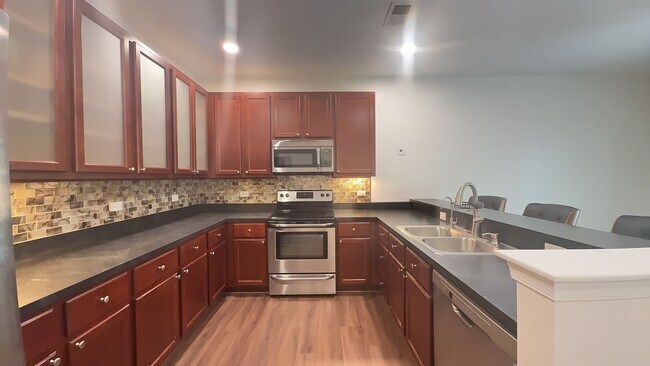 Building Photo - 662 Lacy Oak Dr