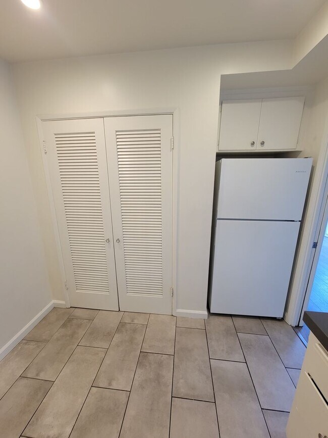 Building Photo - 639 Howland Dr