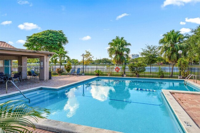 Building Photo - 330 W Park Dr