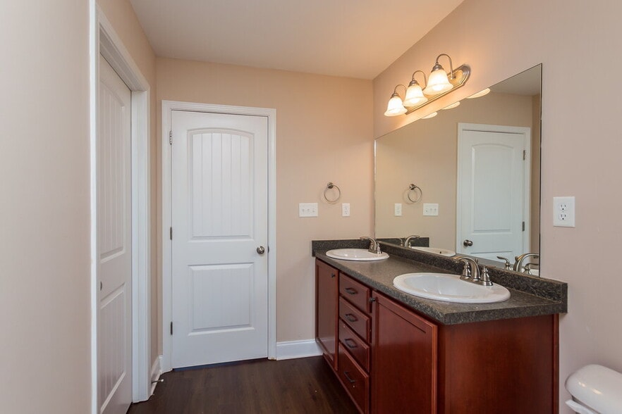 Building Photo - 2952 N Hartland Dr