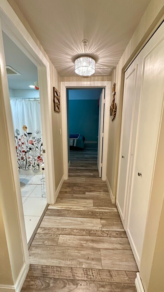 Building Photo - 3000 Oasis Grand Blvd