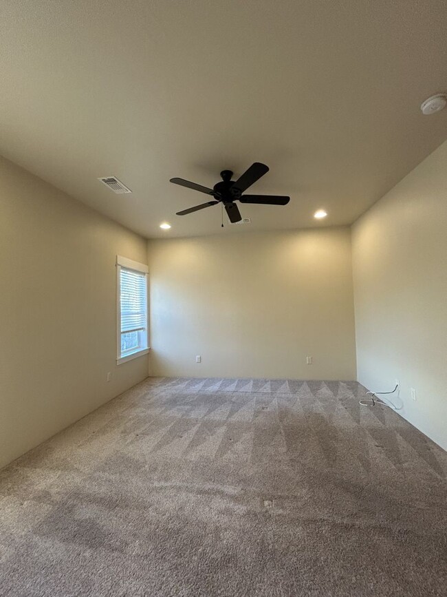 Building Photo - 3 Bedroom 2 Bath Townhome with Attached Ga...